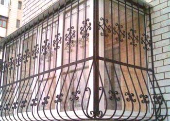 Монтаж на решетки на балкони: извити с декорации с цветя