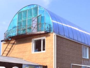 Покрив от поликарбонат: наклон, монтаж и устройство, изработено от монолитен и клетъчен материал