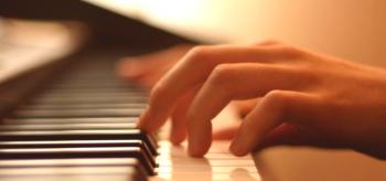 Как да научите как да свирите на пиано правилно и бързо