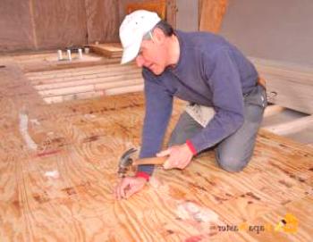 Co izolovat podlahu v dřevěném domě tak, aby celý rok byl teplý a suchý?