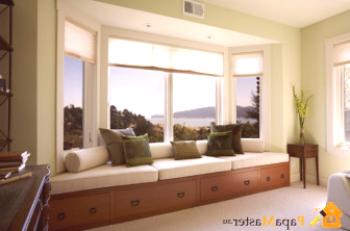 Elegantní záclony na oknech jsou nepostradatelným prvkem interiéru obývacího pokoje starého plánu v moderních elitních apartmánech.