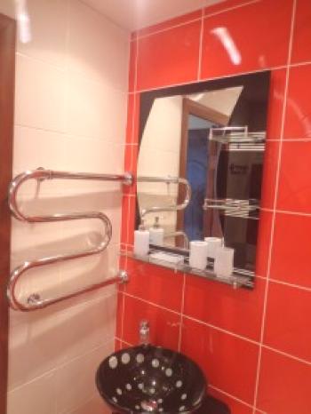 Červená koupelna v kombinaci s bílou a černou