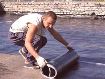 Битумен покрив: какъв вид уплътнител да се използва, как да се извърши ремонт с помощта на покривни ленти, фото и видео примери.