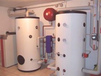 Резервоар на акумулаторната батерия: устройството и принципът на работа на канализацията за гореща вода, схемата на свързване към отоплителната система