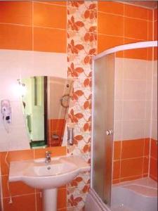 Оранжева снимка на банята