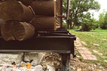 V některých případech je oprávněné opravovat základy dřevěného domu pilotami a zda existují výhody jejich instalace