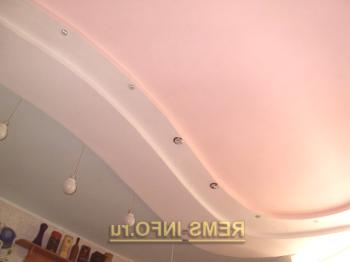 Vlna na stropě pěny: vizuálně rozdělte místnost do zóny