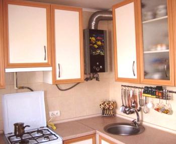 Kuchyně v Chruščov s plynovým sloupcem: Foto