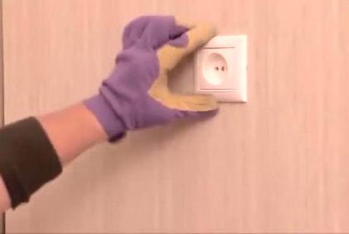 Montáž zásuvky do stěnového panelu z PVC. Video