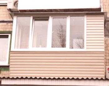 Zasklení balkonů v Chruščově: typy, vlastnosti, instalace, ceny