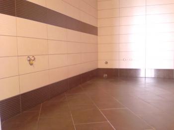 Pokládání dlaždic v koupelně, podlaze a stěnách vlastníma rukama