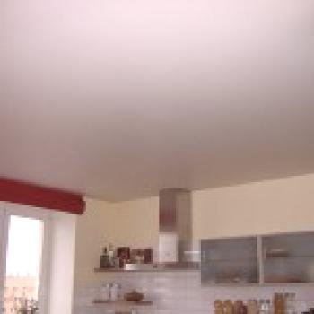 Dekorace stropu v kuchyni: výběr materiálu