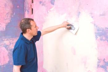 Při opravě starých zdí a stropů můžete přelít barvou