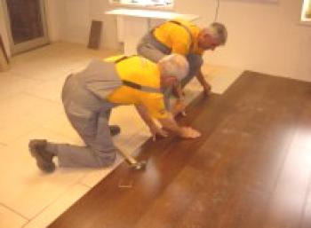 Stohování laminát na dřevěnou podlahu: příprava nadace a práce