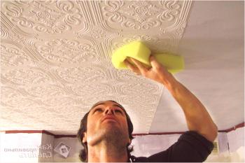 Jak přilepit tapety na stropě - průvodce lepením stropu s tapetou