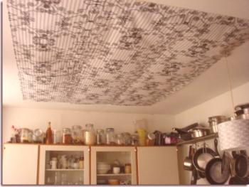 Zdobení stropu v kuchyni: možnosti úpravy materiálu