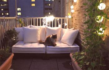 Osvětlení balkonu: pohodlné a praktické