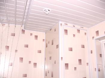 V koupelně z plastových panelů vyrábíme strop