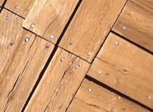 Jak vyrovnat dřevěnou podlahu: posouzení stavu a 2 způsoby vyrovnání