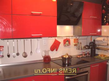 Oprava kuchyně v panelovém domě - fotografie kuchyně červené barvy