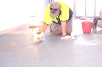 Jak vyčistit betonovou podlahu - poprášení betonové podlahy vlastníma rukama