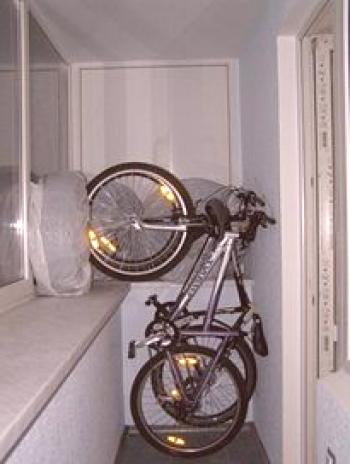 Kako pohraniti bicikl na balkonu zimi: značajke skladištenja