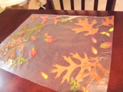 Покривка с лепкава прозрачна хартия и есенни листа