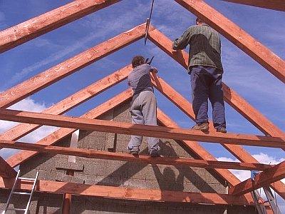 Montáž dvoupatrové střechy, jak postavit správnou budovu
