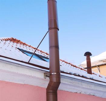 Výška trubky nad střechou pro krb z nerezové oceli, jak vybavit závěs na střeše, hmotnost a umístění odtokové trubky ventilátoru, pokyny na fotografii a videu