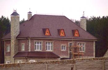 Proutěný střešní střešní systém, zařízení a schéma polostěnné střechy, příklady na videu a fotografii