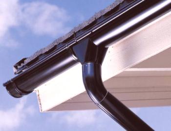 Системата на каналите от покривите, как да се фиксира скобата, решетката, техните размери: фото и видео примери