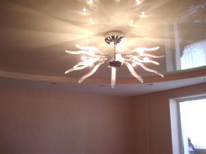 Възможно ли е да се монтира лампа на напрегнат таван