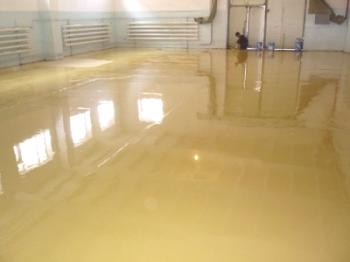 Zbarvení betonové podlahy: která barva se nejlépe používá pro maximální účinnost