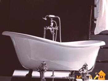 Акрилна вана във вътрешността на модерната баня