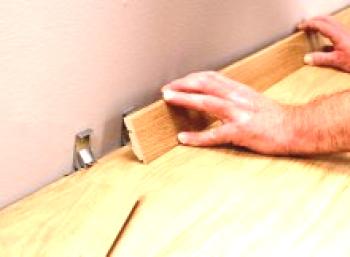 Jak upevnit sokl k podlaze: přehled upevnění na svorky, tekuté hřebíky a kotevní desky