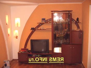 Dekorativní stěna sádrokartonové desky s výklenky v obývacím pokoji: děláme vlastní.