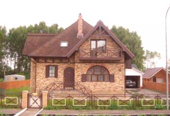 Дървена къща: облицована с камък - практически и пиявица