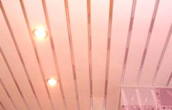 Таванът с PVC панели в банята - подрежда се красиво и безопасно
