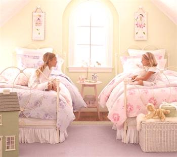 Детска стая за близнаци: един интериор за двама