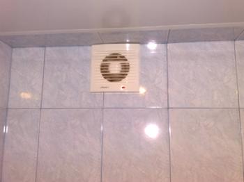 Изпускане в тоалетната: как да изберете и инсталирате вентилатора в банята със собствените си ръце
