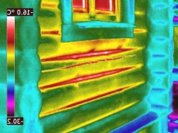 Как и как да се изолира дървена къща отвън: характеристиките на изолация на сграда от труп или греда