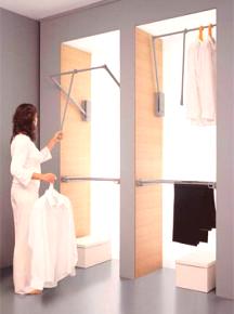 Изберете пълнежа за вградените гардероби: съвети за местоположението на вътрешните рафтове и закачалките