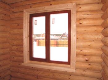 Декорация на прозореца в интериора и екстериора на дървената къща