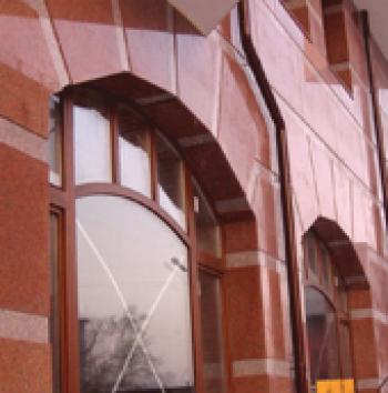 Облицовъчни фасади с гранитни и гранитни плочи