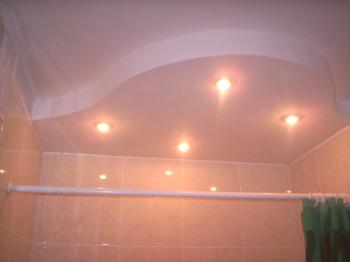 Таванът в банята е направен правилно от гипсокартон