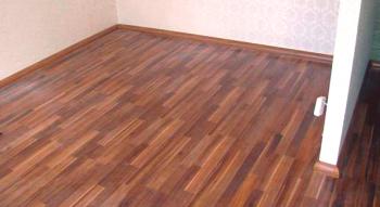 Laminátové nebo linoleum: vyberte si nejlepší a levnější podlahu v bytě