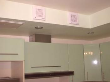 Вентилация в кухнята: принципа на работа и устройството за всмукване на въздух, инсталиране на принудителна и естествена система