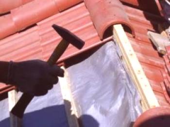 Překrytí střechy: zařízení, jak vyrobit azbestový cement, z dlaždic a ocelových plechů?