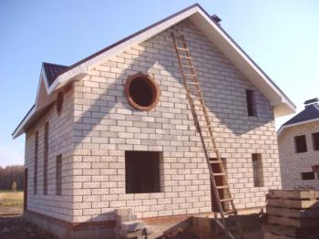 Изборът на материал за изграждане на дом: сравнения, плюсове и минуси