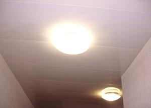 Jak správně namontovat PVC panely na strop